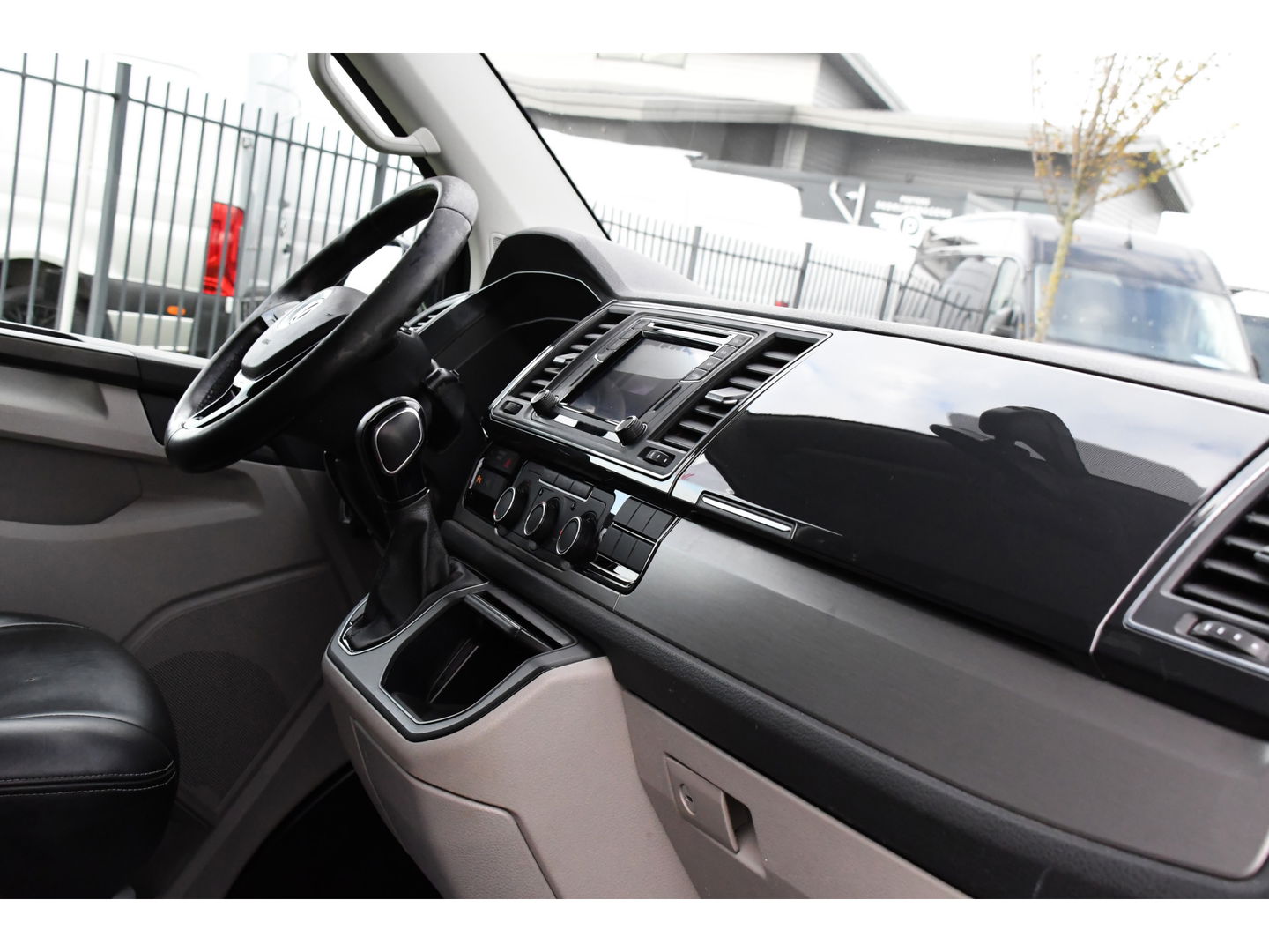 Volkswagen Transporter 2.0 TDI L2H1 Black Edition Highline Adaptieve Cruise, Camera, Carplay, Leder, Trekhaak, Sensoren, 150pk, Automaat, Uniek!