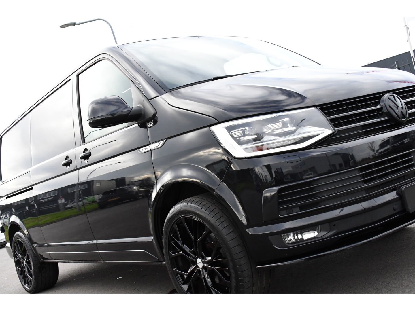 Volkswagen Transporter 2.0 TDI L2H1 Black Edition Highline Adaptieve Cruise, Camera, Carplay, Leder, Trekhaak, Sensoren, 150pk, Automaat, Uniek!