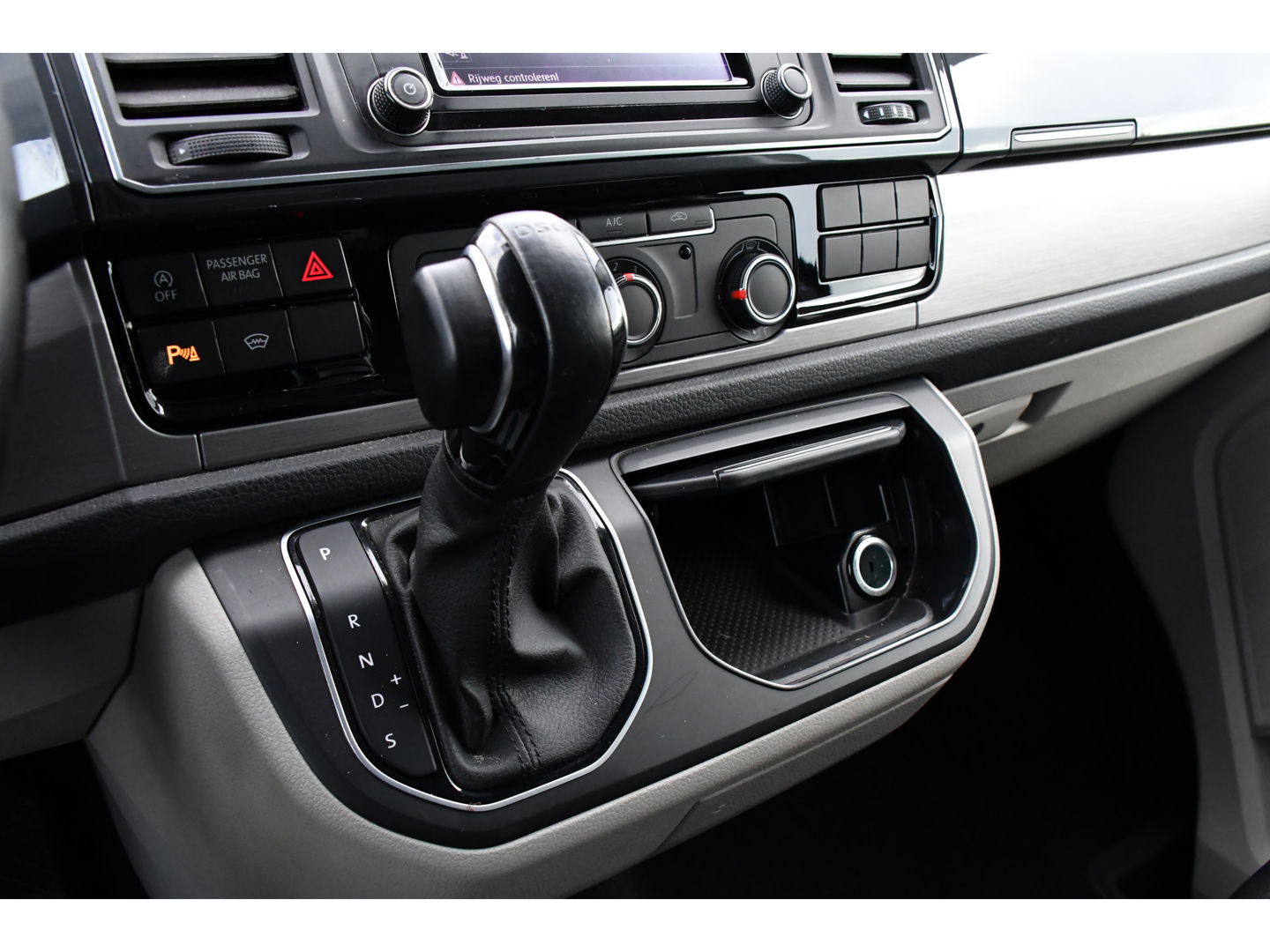 Volkswagen Transporter 2.0 TDI L2H1 Black Edition Highline Adaptieve Cruise, Camera, Carplay, Leder, Trekhaak, Sensoren, 150pk, Automaat, Uniek!