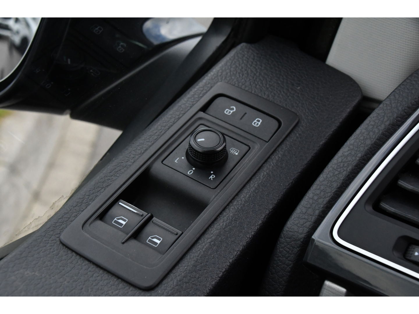 Volkswagen Transporter 2.0 TDI L2H1 Black Edition Highline Adaptieve Cruise, Camera, Carplay, Leder, Trekhaak, Sensoren, 150pk, Automaat, Uniek!