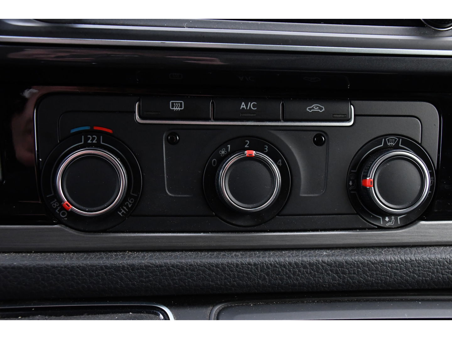 Volkswagen Transporter 2.0 TDI L2H1 Black Edition Highline Adaptieve Cruise, Camera, Carplay, Leder, Trekhaak, Sensoren, 150pk, Automaat, Uniek!