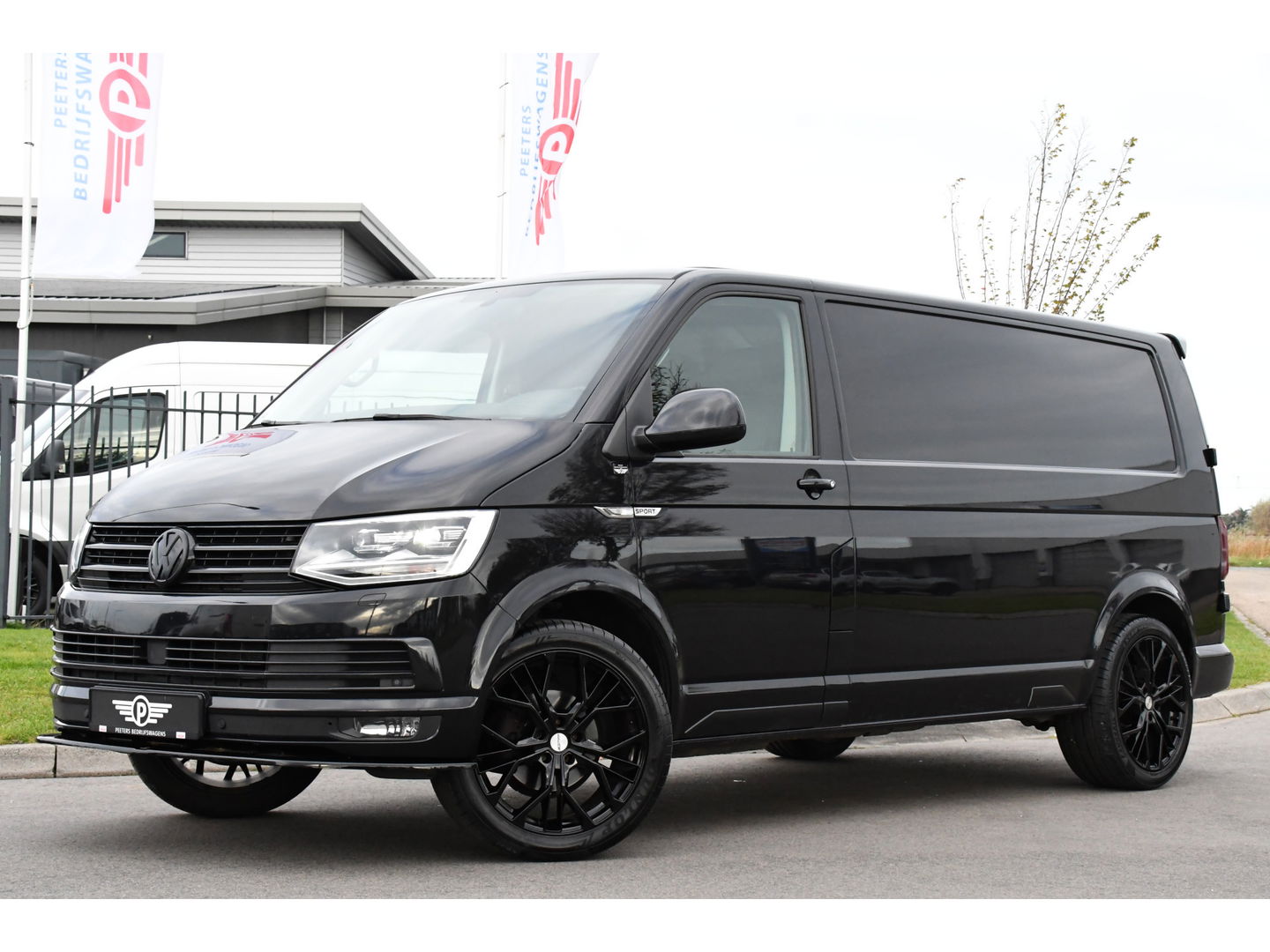 Volkswagen Transporter 2.0 TDI L2H1 Black Edition Highline Adaptieve Cruise, Camera, Carplay, Leder, Trekhaak, Sensoren, 150pk, Automaat, Uniek!