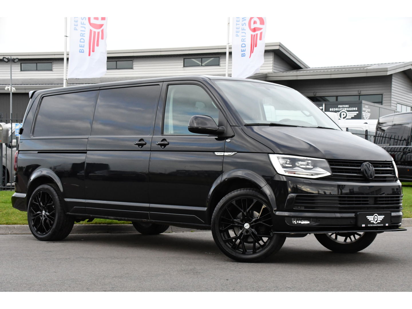 Volkswagen Transporter 2.0 TDI L2H1 Black Edition Highline Adaptieve Cruise, Camera, Carplay, Leder, Trekhaak, Sensoren, 150pk, Automaat, Uniek!