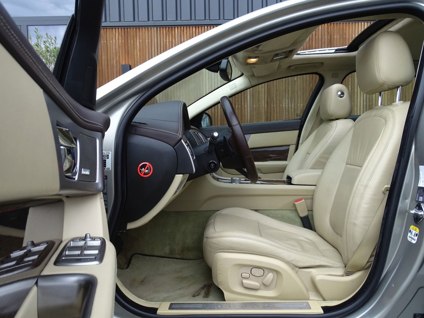 Jaguar XF 5.0 V8 385PK automaat / Portfolio / LED *NAP*