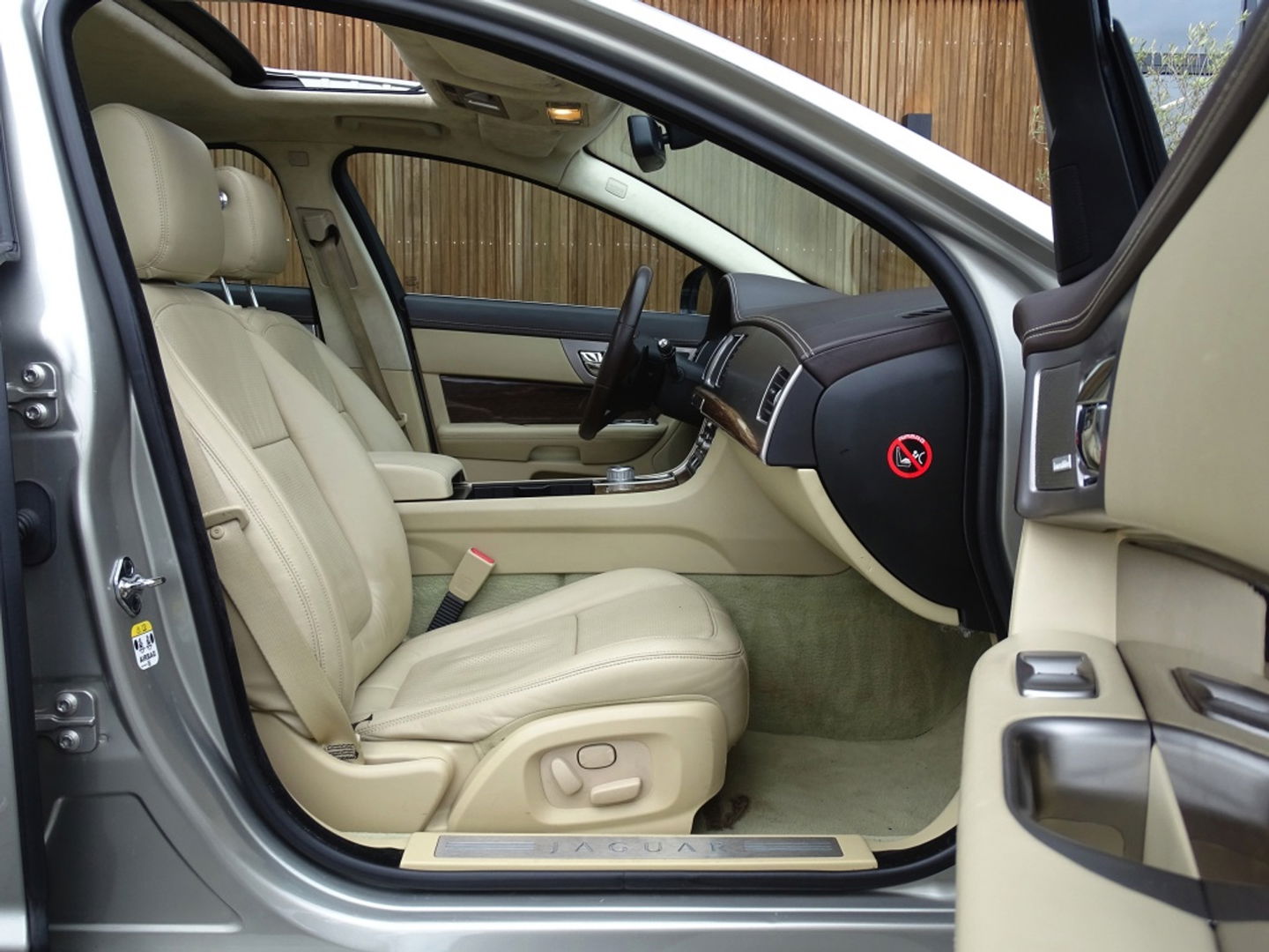 Jaguar XF 5.0 V8 385PK automaat / Portfolio / LED *NAP*