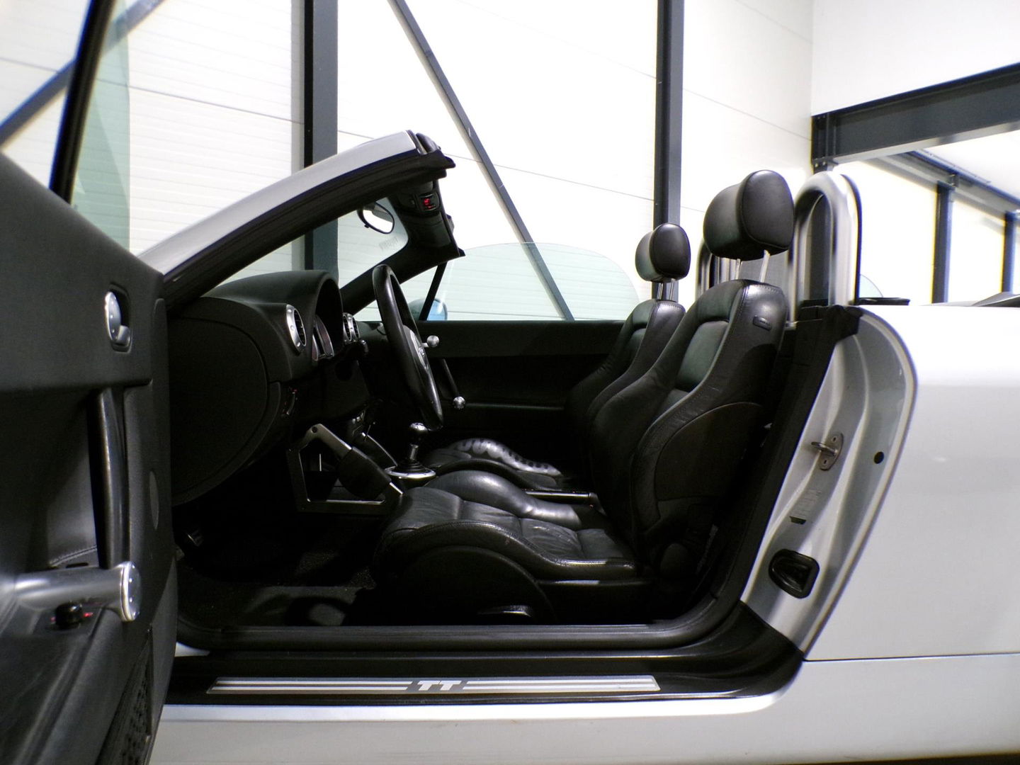 Audi TT Roadster 1.8 5V Turbo 180PK Bluetooth Leer Stoelverwarming Garantie 18"Velgen, zeer nette & goed onderhouden auto !