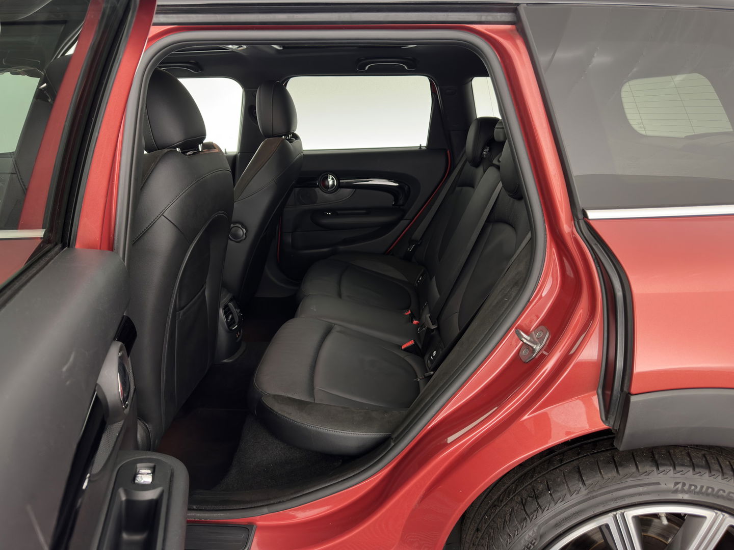 MINI Clubman 2.0 Cooper S ALL4 Premier Plus JCW (INCL-BTW) Aut * PANO | LUXURY-LEATHER | FULL-LED | HEATED-SPORTSEATS | DIGI-COCKPIT | AMBIENT-LIGHT | PRIVACY-GLASS | HEAD-UP | PDC | CAMERA | DAB  | KEYLESS | TOWBAR | 18"ALU*