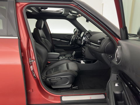 MINI Clubman 2.0 Cooper S ALL4 Premier Plus JCW (INCL-BTW) Aut * PANO | LUXURY-LEATHER | FULL-LED | HEATED-SPORTSEATS | DIGI-COCKPIT | AMBIENT-LIGHT | PRIVACY-GLASS | HEAD-UP | PDC | CAMERA | DAB  | KEYLESS | TOWBAR | 18"ALU*