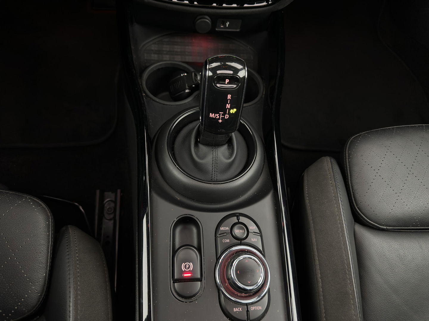 MINI Clubman 2.0 Cooper S ALL4 Premier Plus JCW (INCL-BTW) Aut * PANO | LUXURY-LEATHER | FULL-LED | HEATED-SPORTSEATS | DIGI-COCKPIT | AMBIENT-LIGHT | PRIVACY-GLASS | HEAD-UP | PDC | CAMERA | DAB  | KEYLESS | TOWBAR | 18"ALU*