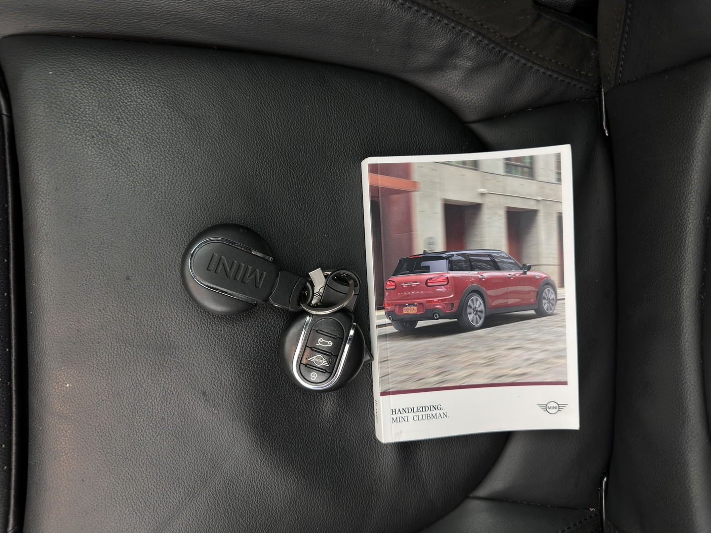 MINI Clubman 2.0 Cooper S ALL4 Premier Plus JCW (INCL-BTW) Aut * PANO | LUXURY-LEATHER | FULL-LED | HEATED-SPORTSEATS | DIGI-COCKPIT | AMBIENT-LIGHT | PRIVACY-GLASS | HEAD-UP | PDC | CAMERA | DAB  | KEYLESS | TOWBAR | 18"ALU*