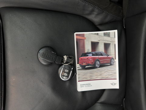 MINI Clubman 2.0 Cooper S ALL4 Premier Plus JCW (INCL-BTW) Aut * PANO | LUXURY-LEATHER | FULL-LED | HEATED-SPORTSEATS | DIGI-COCKPIT | AMBIENT-LIGHT | PRIVACY-GLASS | HEAD-UP | PDC | CAMERA | DAB  | KEYLESS | TOWBAR | 18"ALU*