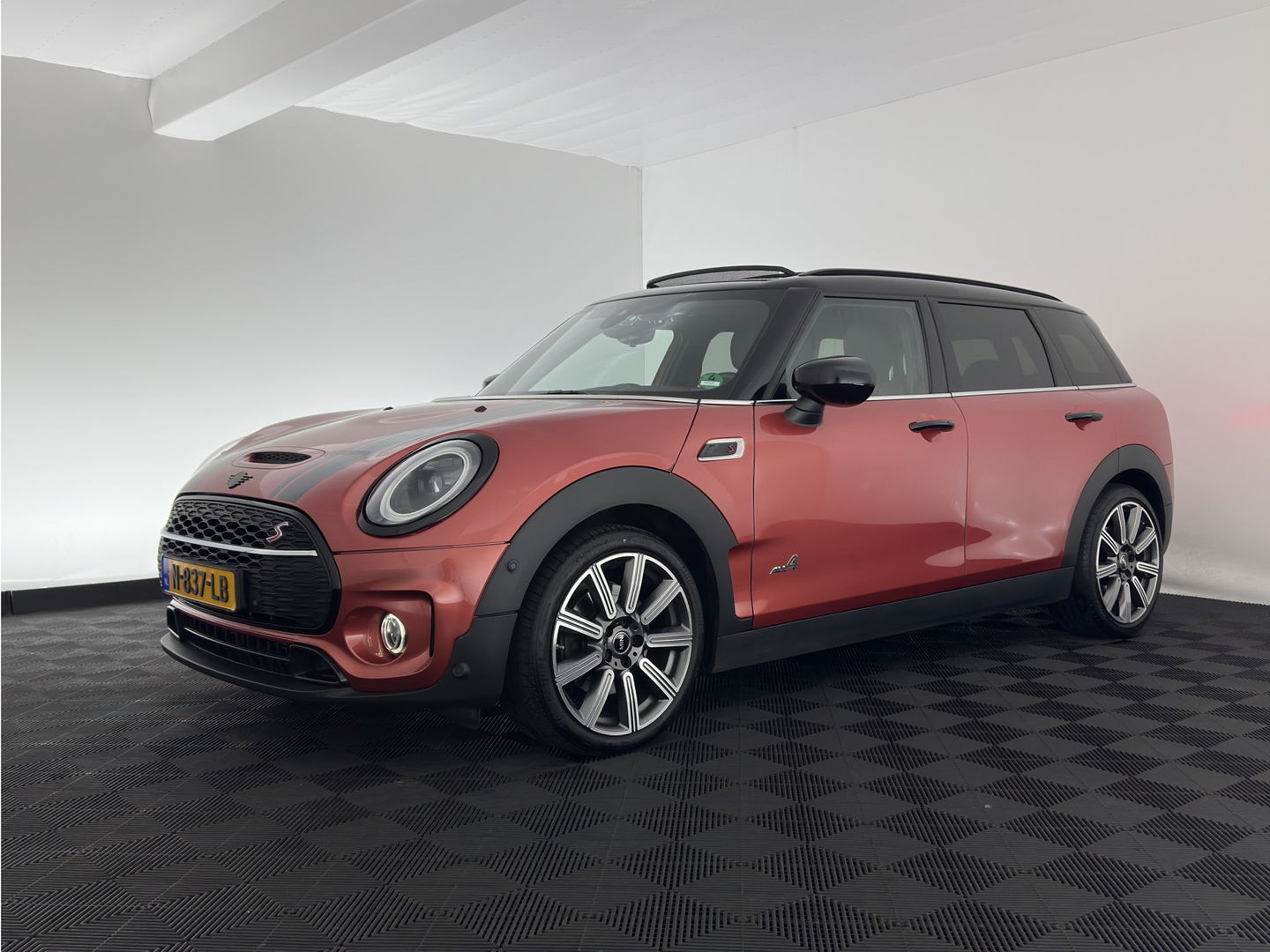 MINI Clubman 2.0 Cooper S ALL4 Premier Plus JCW (INCL-BTW) Aut * PANO | LUXURY-LEATHER | FULL-LED | HEATED-SPORTSEATS | DIGI-COCKPIT | AMBIENT-LIGHT | PRIVACY-GLASS | HEAD-UP | PDC | CAMERA | DAB  | KEYLESS | TOWBAR | 18"ALU*