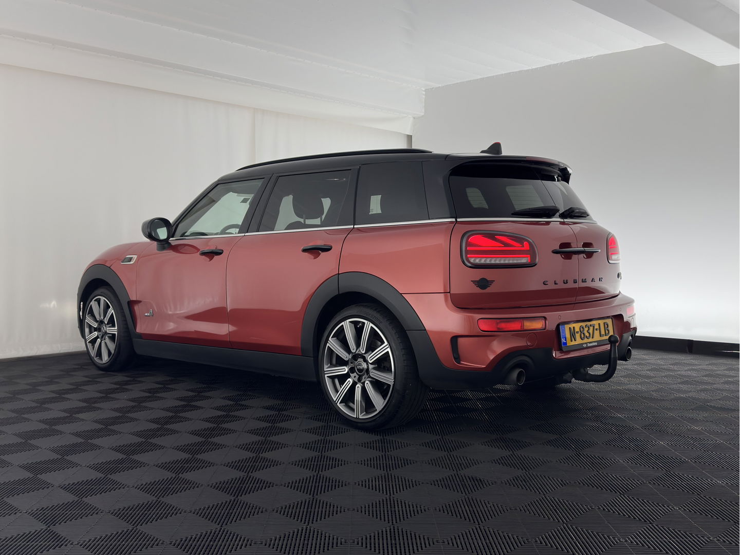 MINI Clubman 2.0 Cooper S ALL4 Premier Plus JCW (INCL-BTW) Aut * PANO | LUXURY-LEATHER | FULL-LED | HEATED-SPORTSEATS | DIGI-COCKPIT | AMBIENT-LIGHT | PRIVACY-GLASS | HEAD-UP | PDC | CAMERA | DAB  | KEYLESS | TOWBAR | 18"ALU*