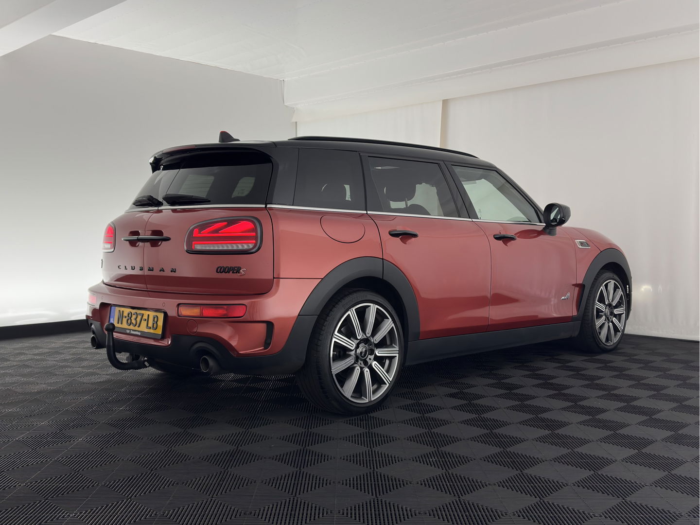 MINI Clubman 2.0 Cooper S ALL4 Premier Plus JCW (INCL-BTW) Aut * PANO | LUXURY-LEATHER | FULL-LED | HEATED-SPORTSEATS | DIGI-COCKPIT | AMBIENT-LIGHT | PRIVACY-GLASS | HEAD-UP | PDC | CAMERA | DAB  | KEYLESS | TOWBAR | 18"ALU*