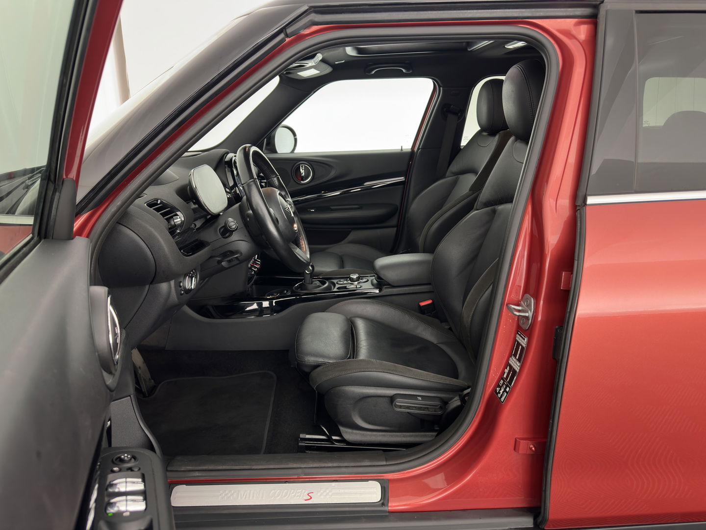 MINI Clubman 2.0 Cooper S ALL4 Premier Plus JCW (INCL-BTW) Aut * PANO | LUXURY-LEATHER | FULL-LED | HEATED-SPORTSEATS | DIGI-COCKPIT | AMBIENT-LIGHT | PRIVACY-GLASS | HEAD-UP | PDC | CAMERA | DAB  | KEYLESS | TOWBAR | 18"ALU*