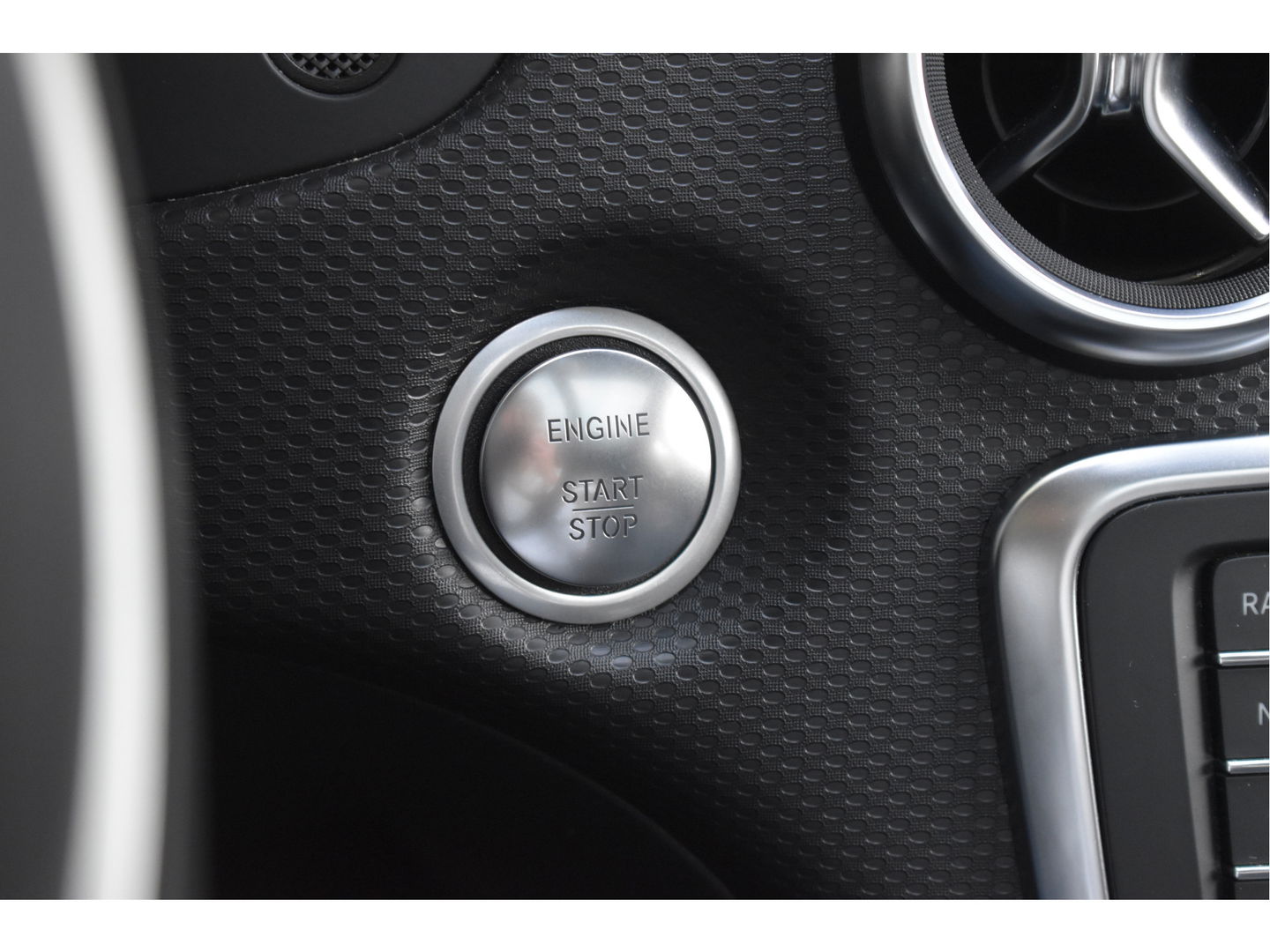 Mercedes-Benz A-Klasse 180 Sport Edition AMG | NL-auto | Pano.dak | Carplay | Camera | Sfeerverl | Navi | Cruise Control | 4Seasons | NAP