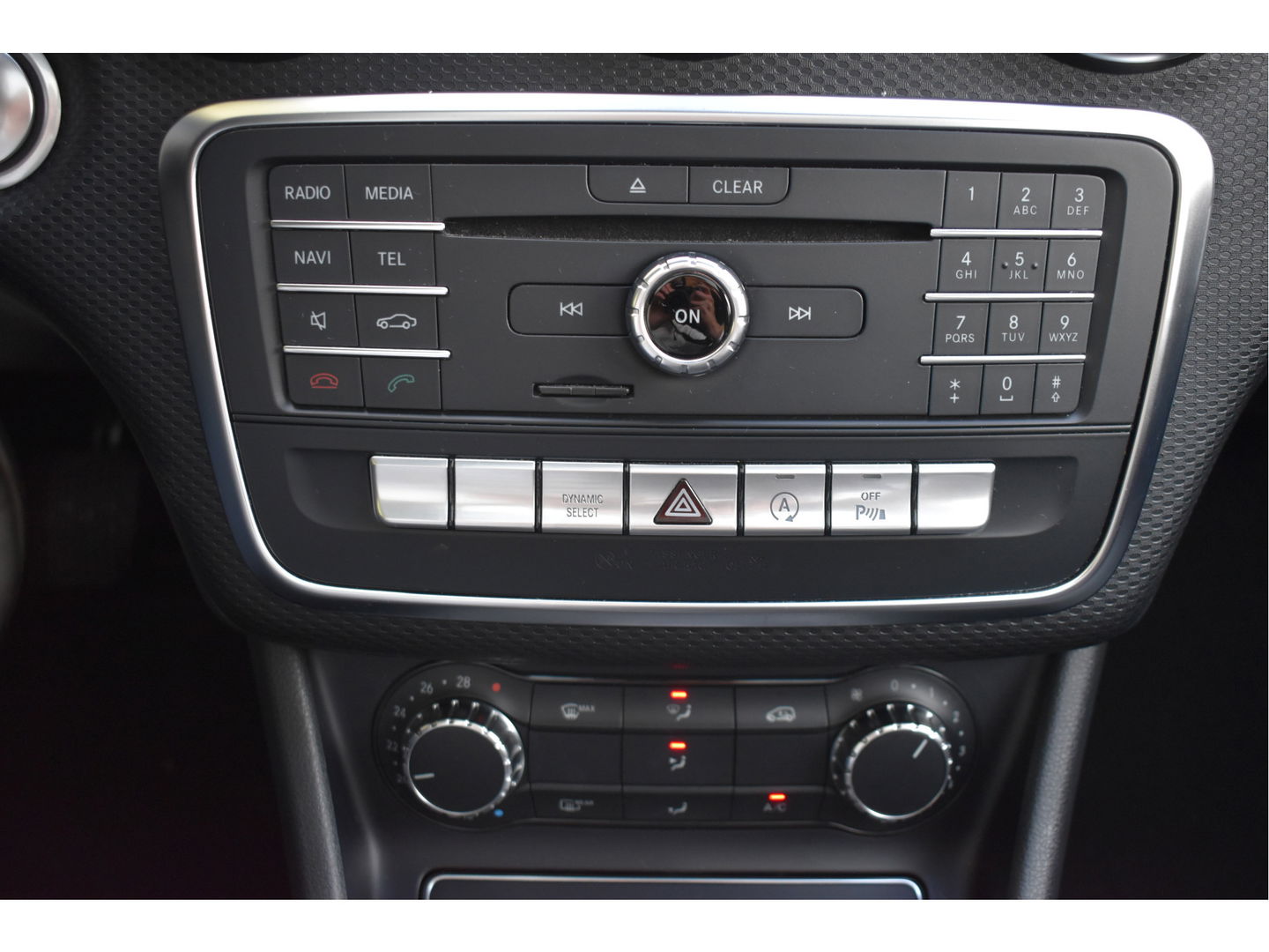 Mercedes-Benz A-Klasse 180 Sport Edition AMG | NL-auto | Pano.dak | Carplay | Camera | Sfeerverl | Navi | Cruise Control | 4Seasons | NAP