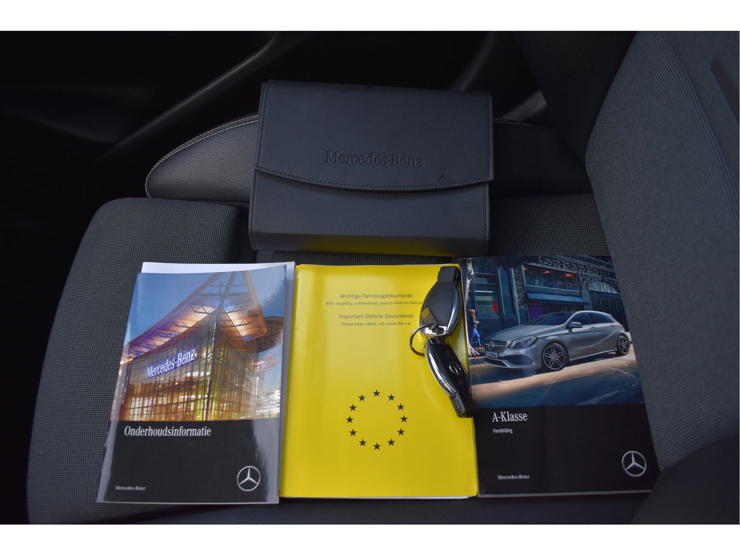 Mercedes-Benz A-Klasse 180 Sport Edition AMG | NL-auto | Pano.dak | Carplay | Camera | Sfeerverl | Navi | Cruise Control | 4Seasons | NAP