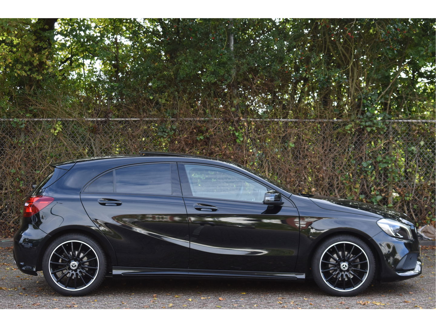 Mercedes-Benz A-Klasse 180 Sport Edition AMG | NL-auto | Pano.dak | Carplay | Camera | Sfeerverl | Navi | Cruise Control | 4Seasons | NAP