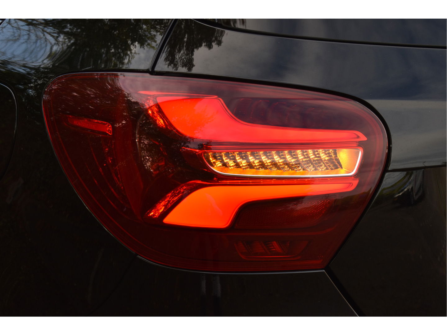 Mercedes-Benz A-Klasse 180 Sport Edition AMG | NL-auto | Pano.dak | Carplay | Camera | Sfeerverl | Navi | Cruise Control | 4Seasons | NAP