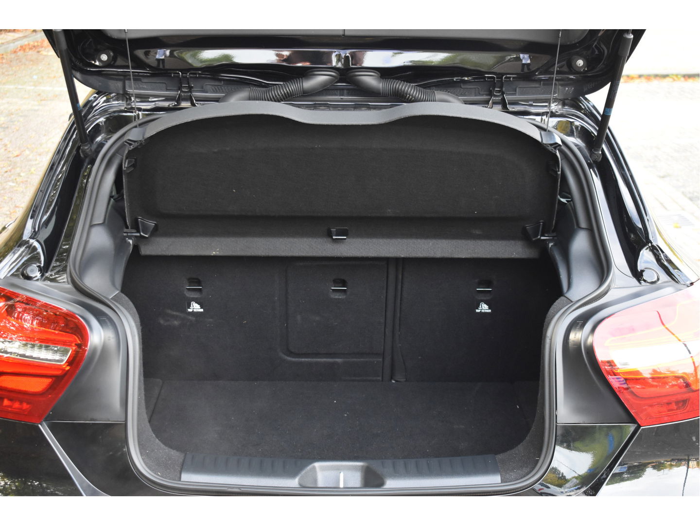 Mercedes-Benz A-Klasse 180 Sport Edition AMG | NL-auto | Pano.dak | Carplay | Camera | Sfeerverl | Navi | Cruise Control | 4Seasons | NAP