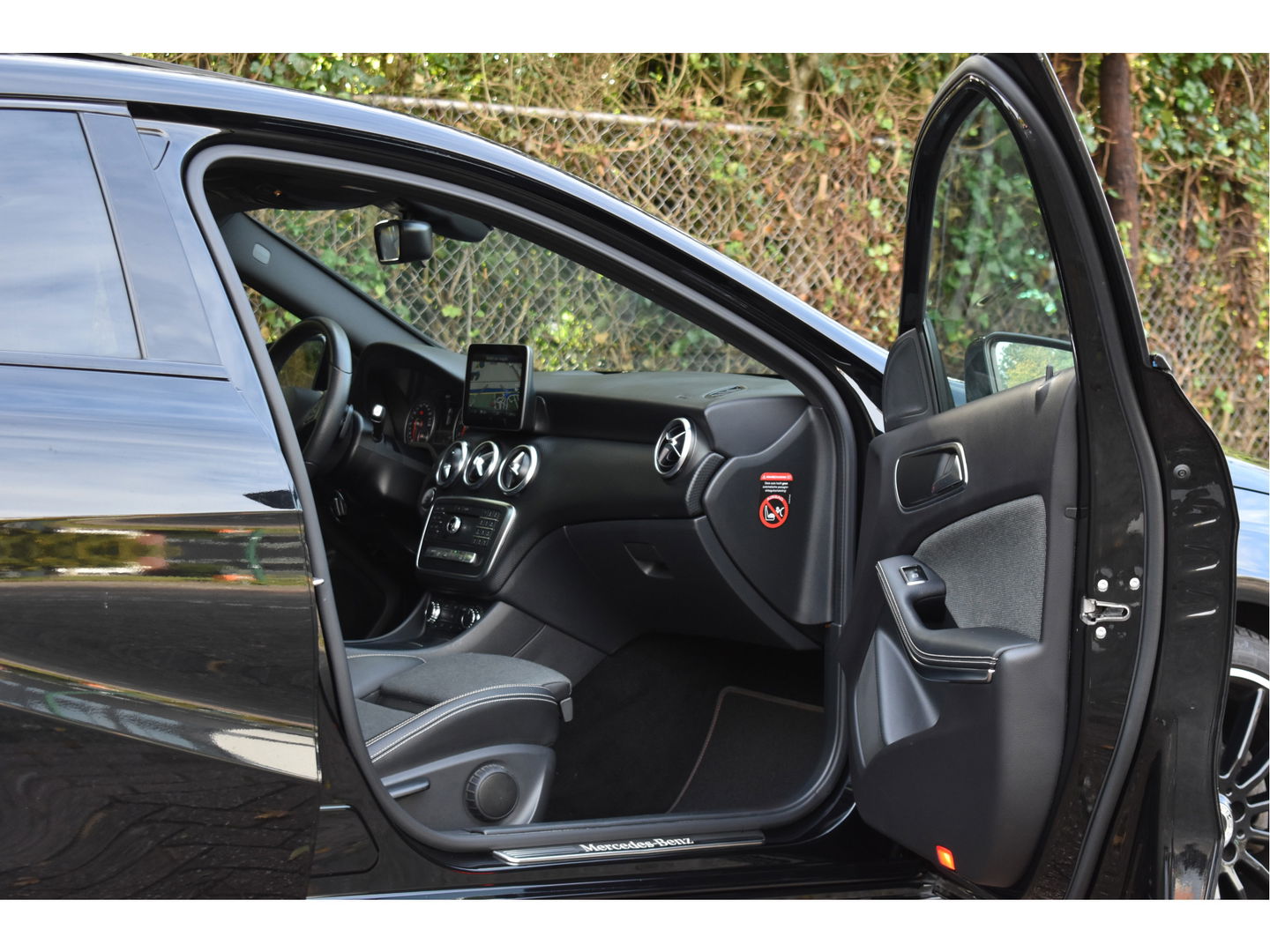 Mercedes-Benz A-Klasse 180 Sport Edition AMG | NL-auto | Pano.dak | Carplay | Camera | Sfeerverl | Navi | Cruise Control | 4Seasons | NAP