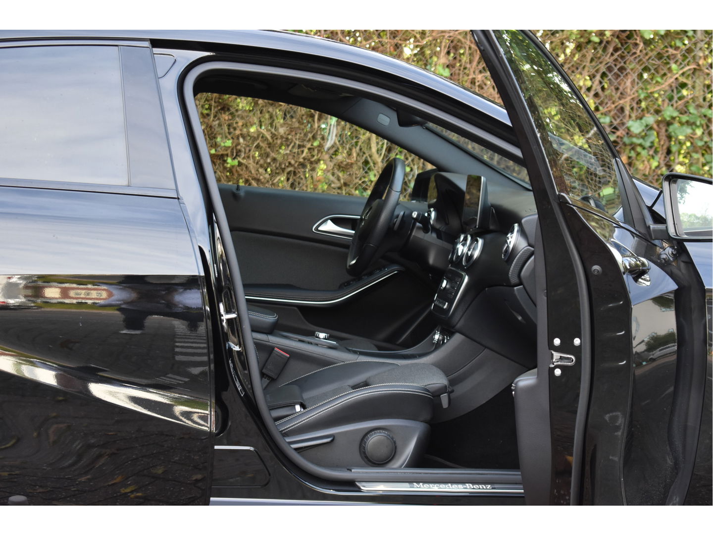 Mercedes-Benz A-Klasse 180 Sport Edition AMG | NL-auto | Pano.dak | Carplay | Camera | Sfeerverl | Navi | Cruise Control | 4Seasons | NAP