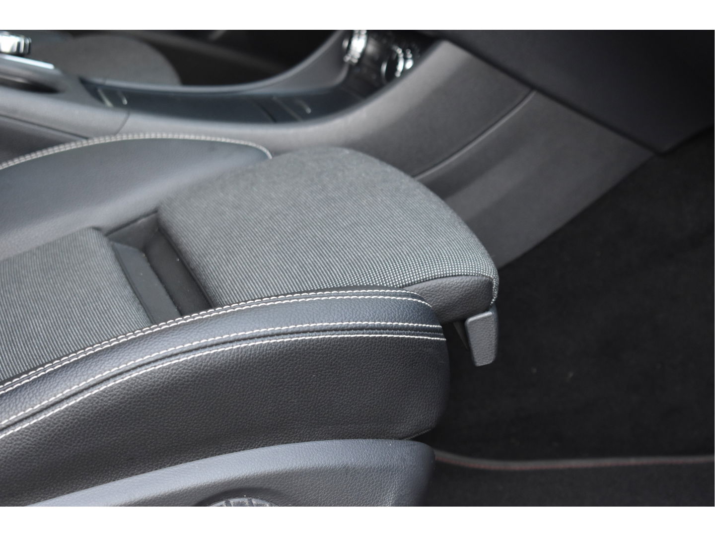 Mercedes-Benz A-Klasse 180 Sport Edition AMG | NL-auto | Pano.dak | Carplay | Camera | Sfeerverl | Navi | Cruise Control | 4Seasons | NAP