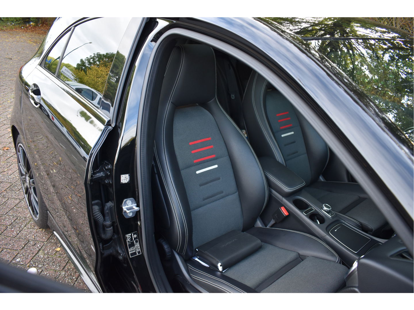 Mercedes-Benz A-Klasse 180 Sport Edition AMG | NL-auto | Pano.dak | Carplay | Camera | Sfeerverl | Navi | Cruise Control | 4Seasons | NAP