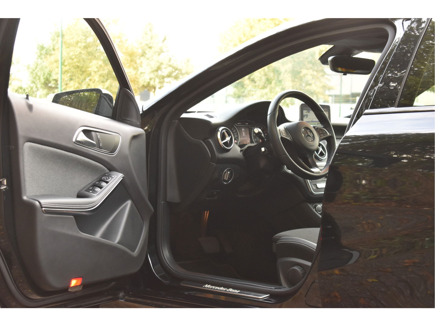 Mercedes-Benz A-Klasse 180 Sport Edition AMG | NL-auto | Pano.dak | Carplay | Camera | Sfeerverl | Navi | Cruise Control | 4Seasons | NAP