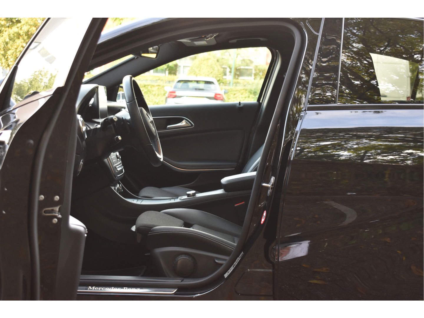 Mercedes-Benz A-Klasse 180 Sport Edition AMG | NL-auto | Pano.dak | Carplay | Camera | Sfeerverl | Navi | Cruise Control | 4Seasons | NAP