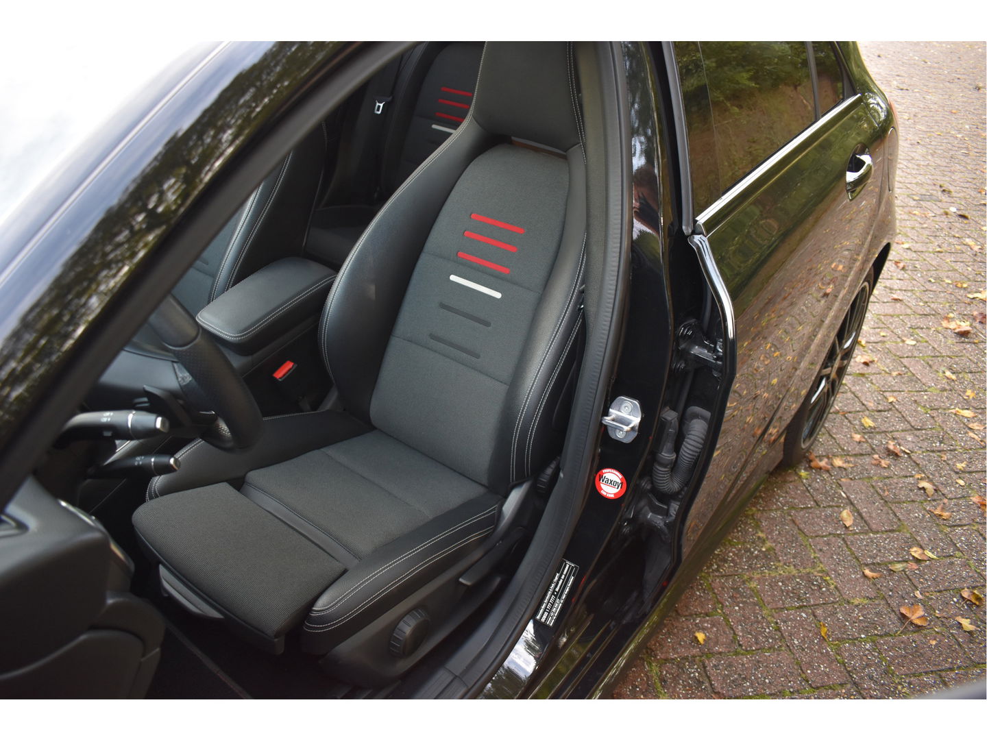Mercedes-Benz A-Klasse 180 Sport Edition AMG | NL-auto | Pano.dak | Carplay | Camera | Sfeerverl | Navi | Cruise Control | 4Seasons | NAP