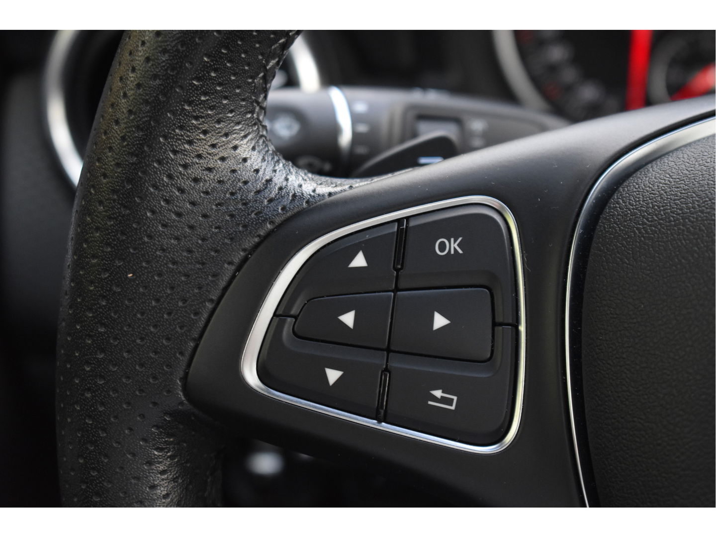 Mercedes-Benz A-Klasse 180 Sport Edition AMG | NL-auto | Pano.dak | Carplay | Camera | Sfeerverl | Navi | Cruise Control | 4Seasons | NAP