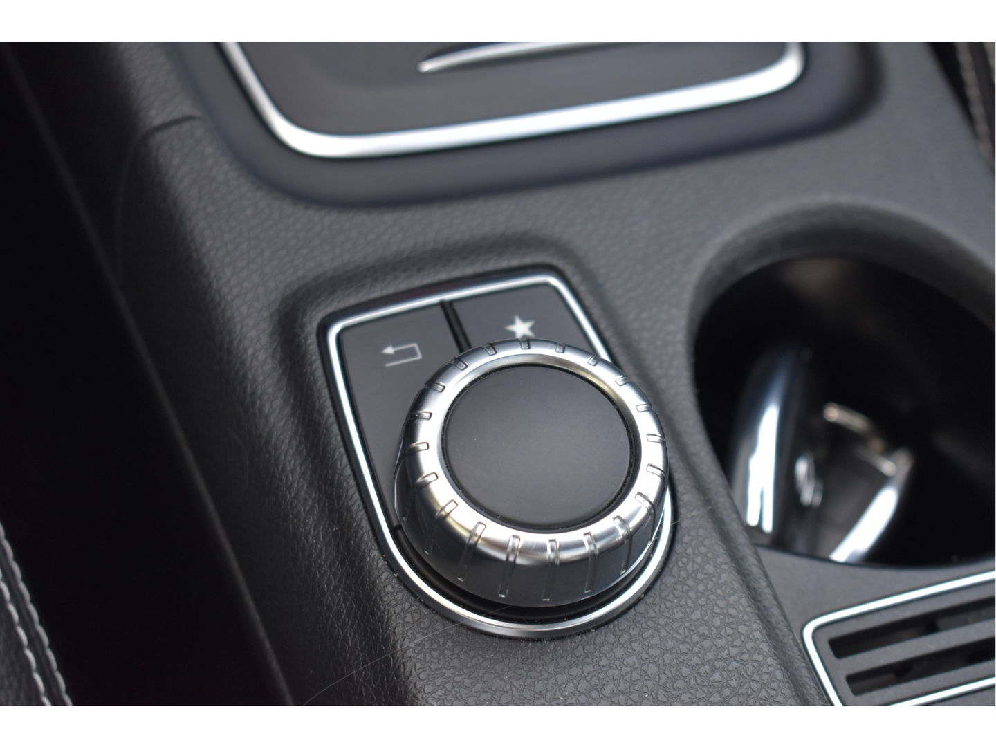 Mercedes-Benz A-Klasse 180 Sport Edition AMG | NL-auto | Pano.dak | Carplay | Camera | Sfeerverl | Navi | Cruise Control | 4Seasons | NAP