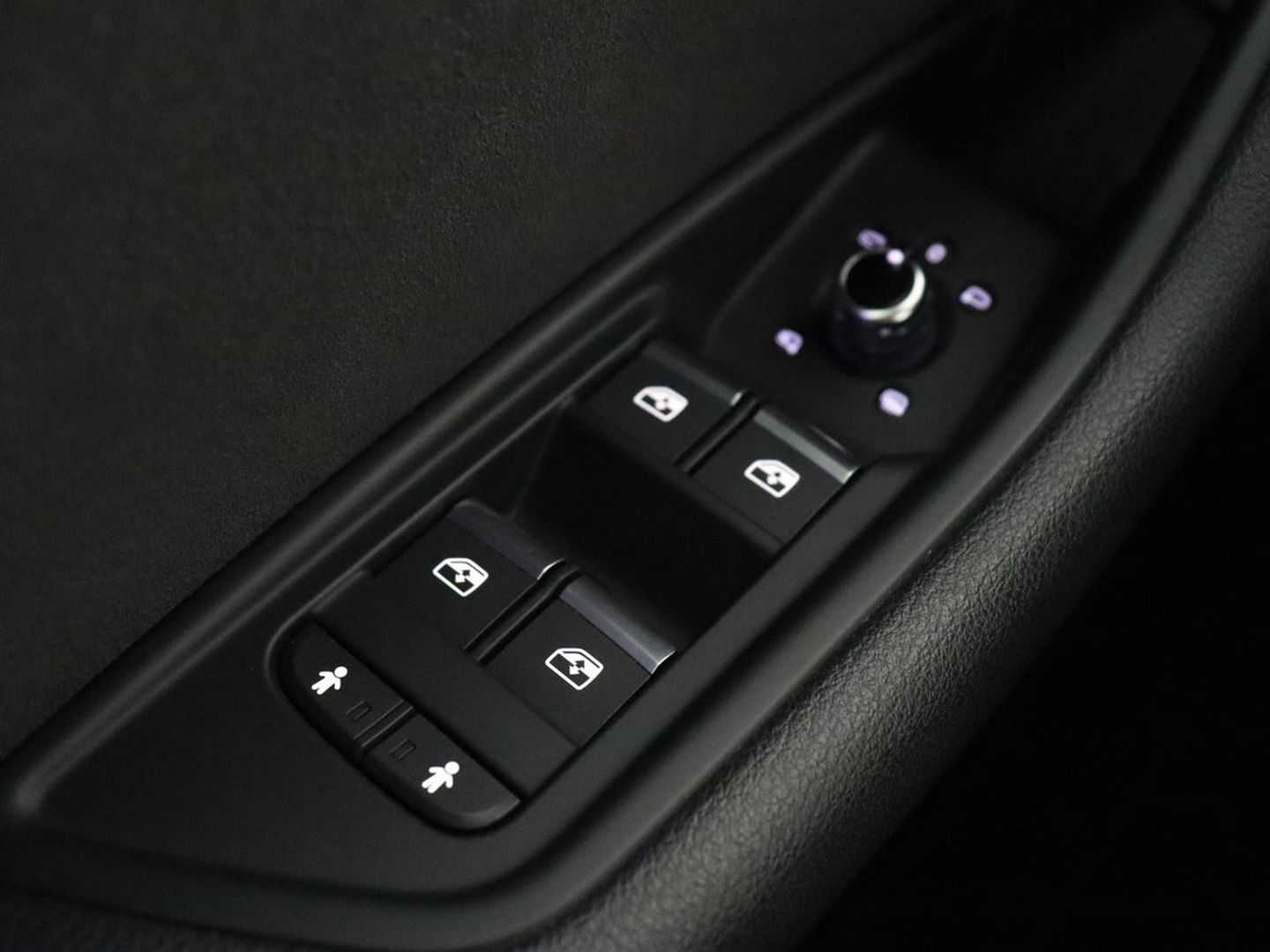 Audi A4 40 TFSI Sport S Line Black Edition | Stoelverwarming | Adaptive cruise | Keyless | Virtual Cockpit | Carplay | Half leder | Navigatie | Full LED | 19'' | Sportstoelen | Sfeerverlichting