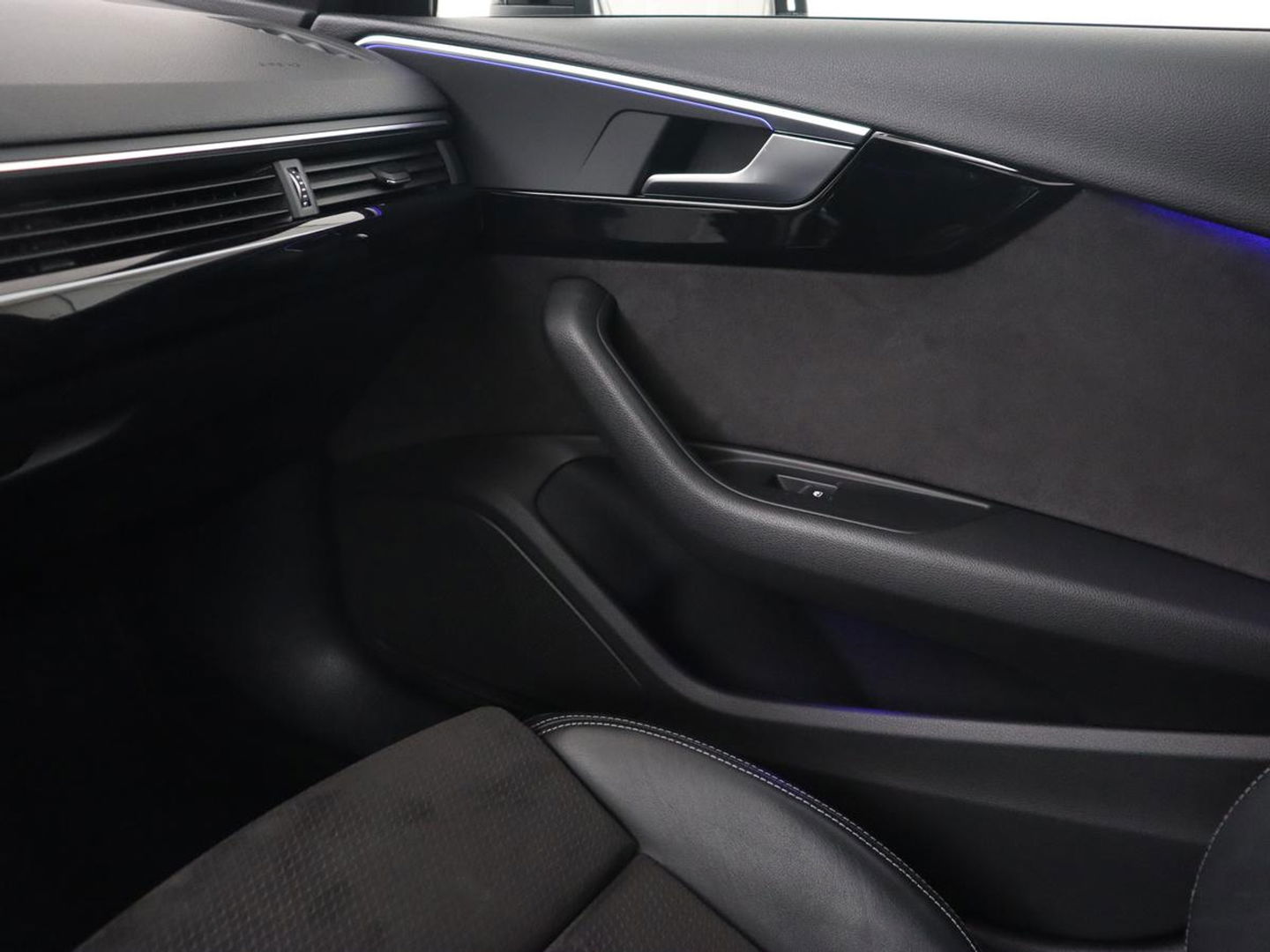 Audi A4 40 TFSI Sport S Line Black Edition | Stoelverwarming | Adaptive cruise | Keyless | Virtual Cockpit | Carplay | Half leder | Navigatie | Full LED | 19'' | Sportstoelen | Sfeerverlichting