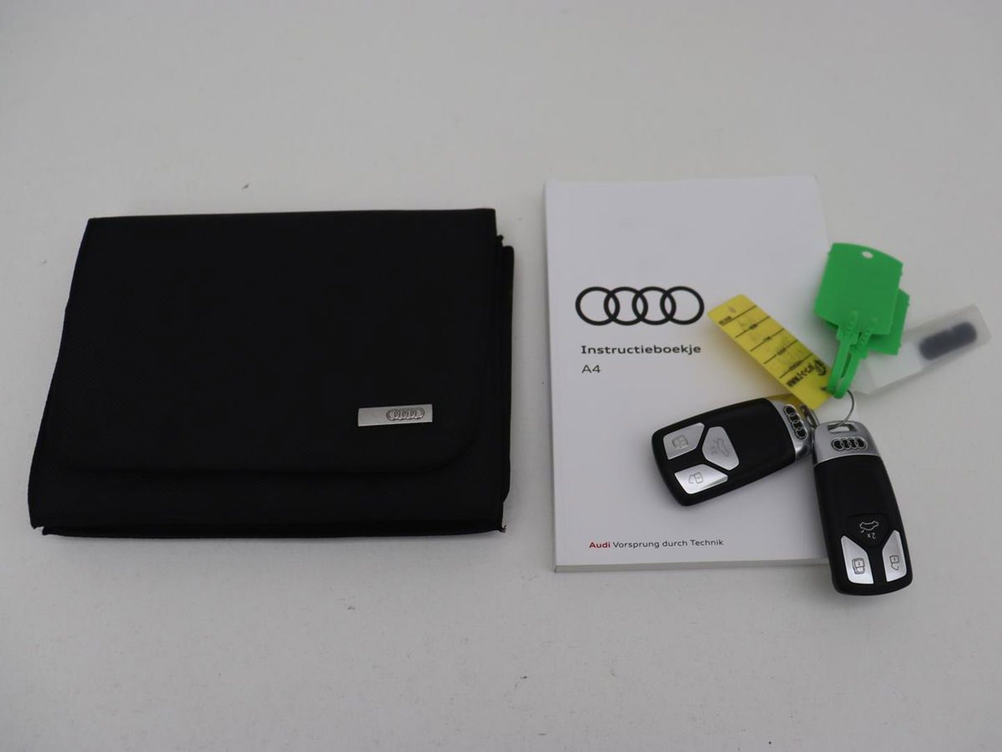 Audi A4 40 TFSI Sport S Line Black Edition | Stoelverwarming | Adaptive cruise | Keyless | Virtual Cockpit | Carplay | Half leder | Navigatie | Full LED | 19'' | Sportstoelen | Sfeerverlichting