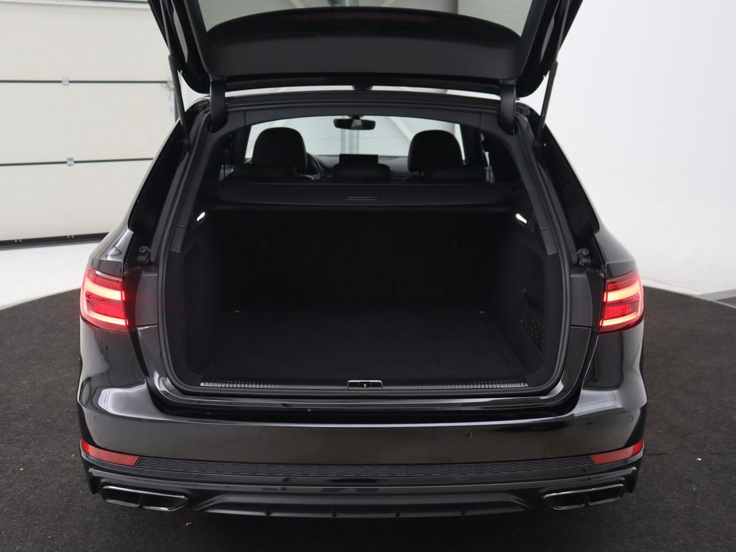 Audi A4 40 TFSI Sport S Line Black Edition | Stoelverwarming | Adaptive cruise | Keyless | Virtual Cockpit | Carplay | Half leder | Navigatie | Full LED | 19'' | Sportstoelen | Sfeerverlichting