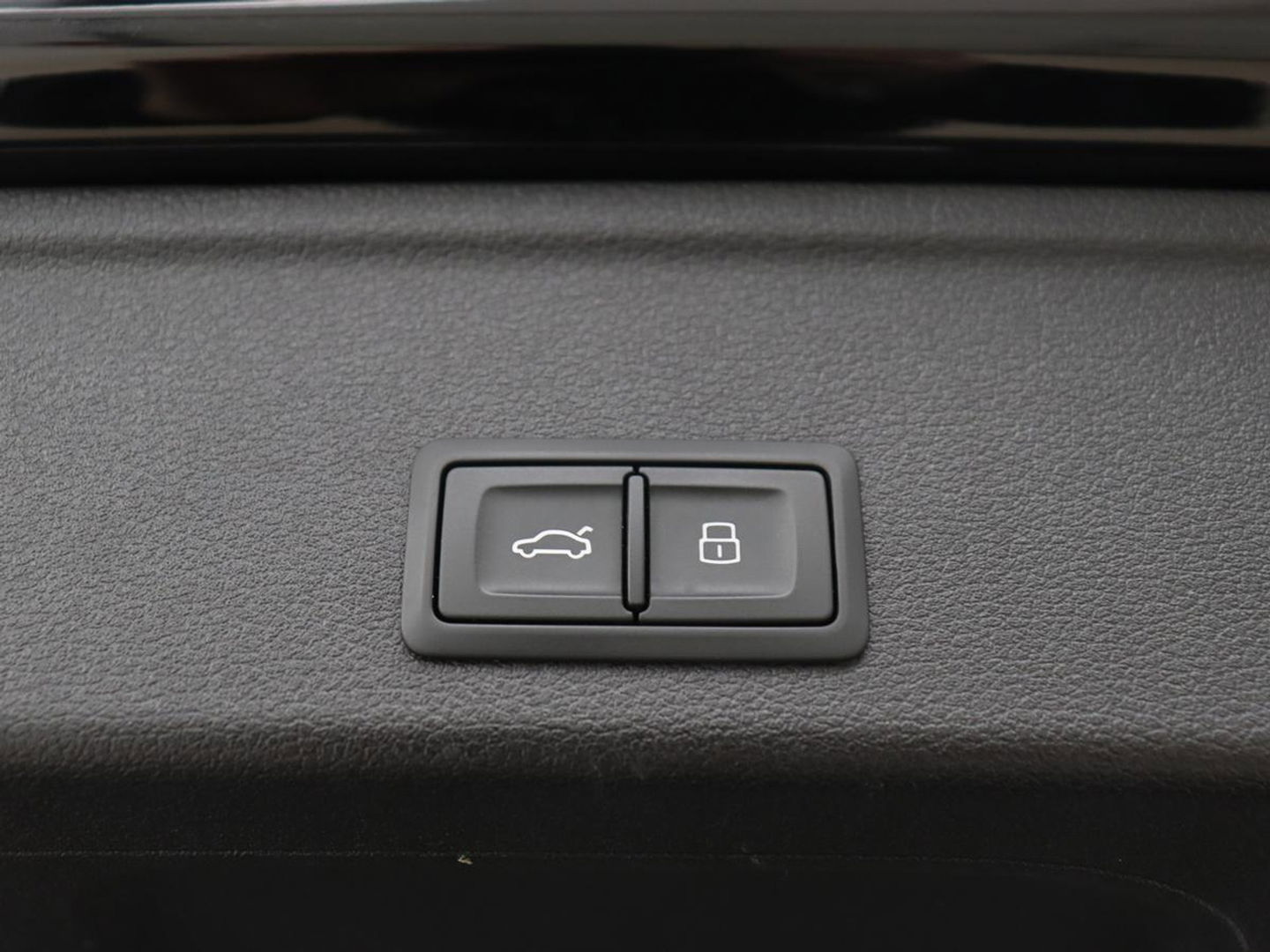 Audi A4 40 TFSI Sport S Line Black Edition | Stoelverwarming | Adaptive cruise | Keyless | Virtual Cockpit | Carplay | Half leder | Navigatie | Full LED | 19'' | Sportstoelen | Sfeerverlichting