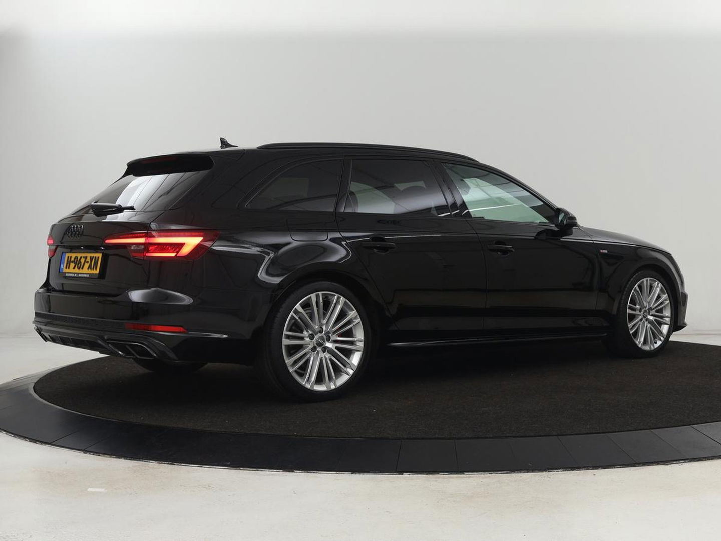 Audi A4 40 TFSI Sport S Line Black Edition | Stoelverwarming | Adaptive cruise | Keyless | Virtual Cockpit | Carplay | Half leder | Navigatie | Full LED | 19'' | Sportstoelen | Sfeerverlichting