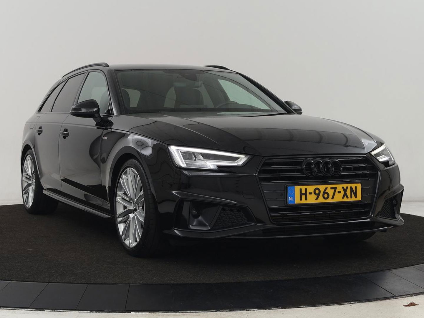 Audi A4 40 TFSI Sport S Line Black Edition | Stoelverwarming | Adaptive cruise | Keyless | Virtual Cockpit | Carplay | Half leder | Navigatie | Full LED | 19'' | Sportstoelen | Sfeerverlichting