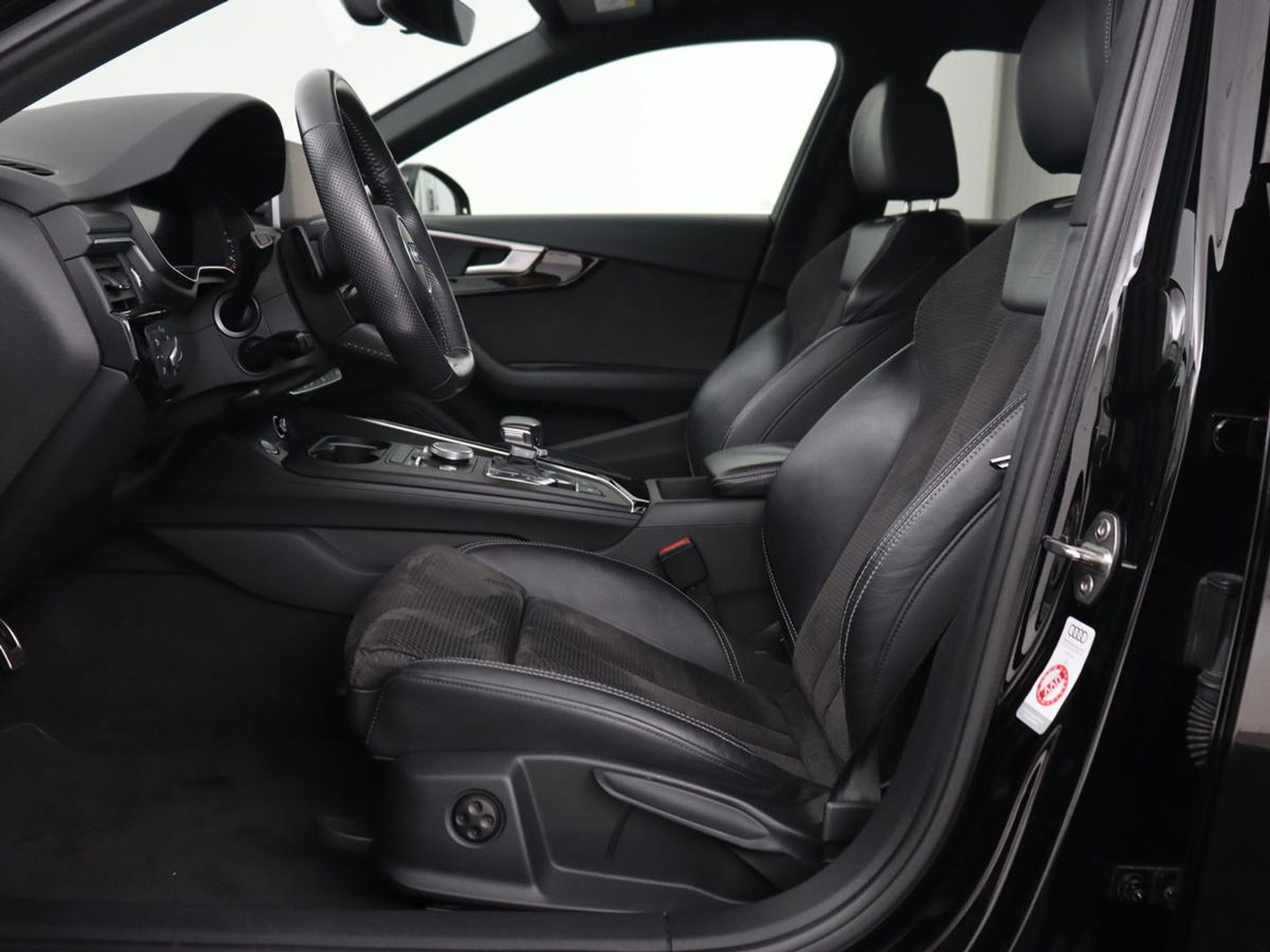 Audi A4 40 TFSI Sport S Line Black Edition | Stoelverwarming | Adaptive cruise | Keyless | Virtual Cockpit | Carplay | Half leder | Navigatie | Full LED | 19'' | Sportstoelen | Sfeerverlichting