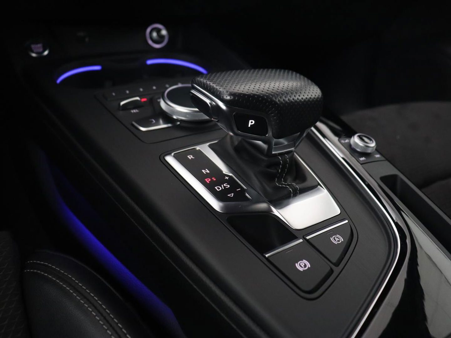 Audi A4 40 TFSI Sport S Line Black Edition | Stoelverwarming | Adaptive cruise | Keyless | Virtual Cockpit | Carplay | Half leder | Navigatie | Full LED | 19'' | Sportstoelen | Sfeerverlichting