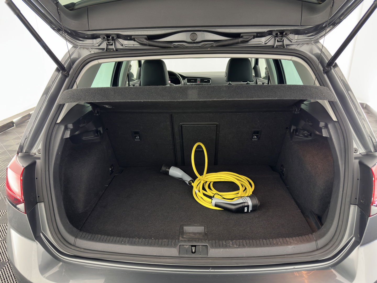 Volkswagen e-Golf (SOH-100%) Aut.* LUXURY-LEATHER | FULL-LED | NAVI-FULLMAP | CAMERA | HEATED-SPORTSEATS | ECC | PDC | CARPLAY | CRUISE | PRIVACY-GLASS | DIGI-COCKPIT | AMBIENT-LIGHT | CCS-FASTLOADER | 19''ALU*