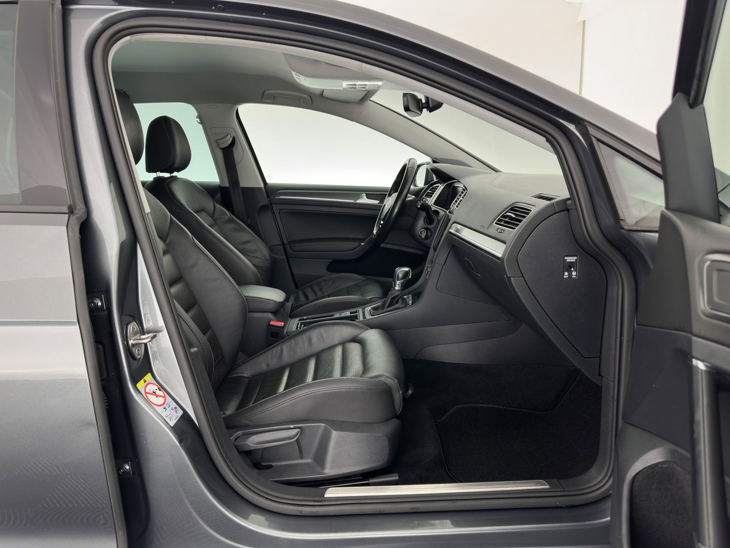 Volkswagen e-Golf (SOH-100%) Aut.* LUXURY-LEATHER | FULL-LED | NAVI-FULLMAP | CAMERA | HEATED-SPORTSEATS | ECC | PDC | CARPLAY | CRUISE | PRIVACY-GLASS | DIGI-COCKPIT | AMBIENT-LIGHT | CCS-FASTLOADER | 19''ALU*