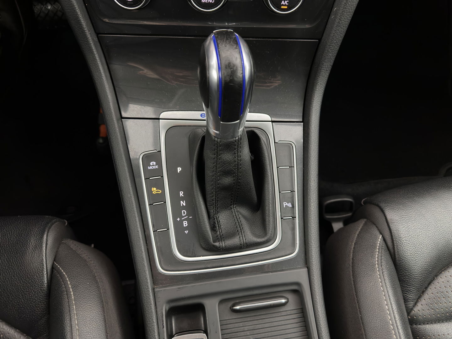 Volkswagen E-Golf {SOH-100%) Aut.* LUXURY-LEATHER | FULL-LED | NAVI-FULLMAP | CAMERA | HEATED-SPORTSEATS | ECC | PDC | CARPLAY | CRUISE | PRIVACY-GLASS | DIGI-COCKPIT | AMBIENT-LIGHT | CCS-FASTLOADER | 19''ALU*