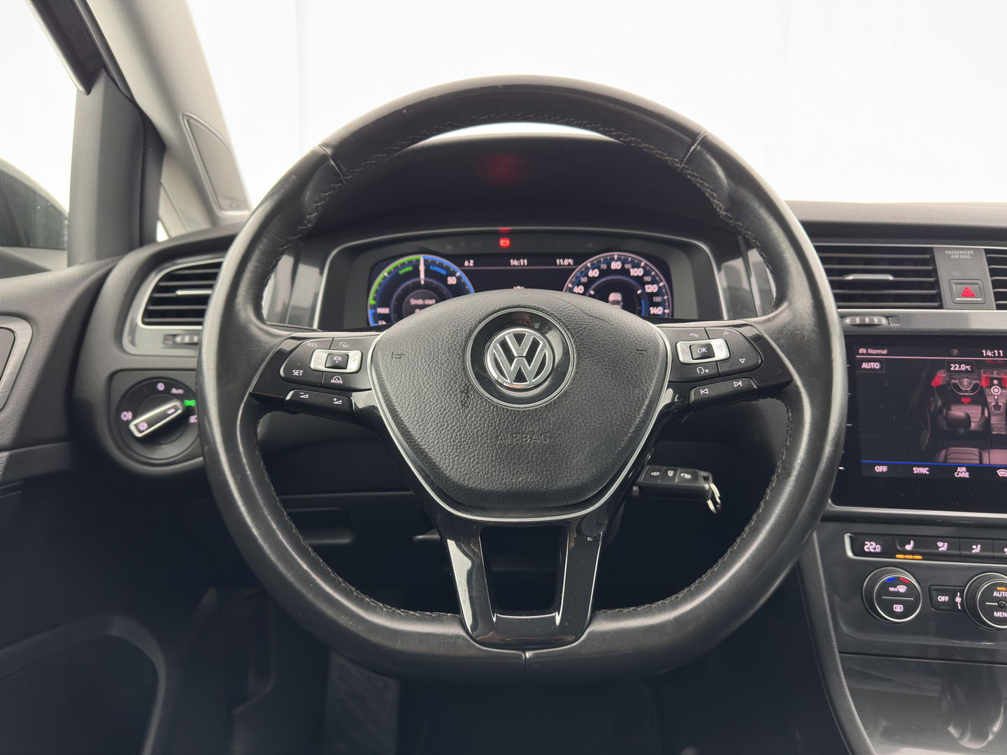 Volkswagen e-Golf (SOH-100%) Aut.* LUXURY-LEATHER | FULL-LED | NAVI-FULLMAP | CAMERA | HEATED-SPORTSEATS | ECC | PDC | CARPLAY | CRUISE | PRIVACY-GLASS | DIGI-COCKPIT | AMBIENT-LIGHT | CCS-FASTLOADER | 19''ALU*
