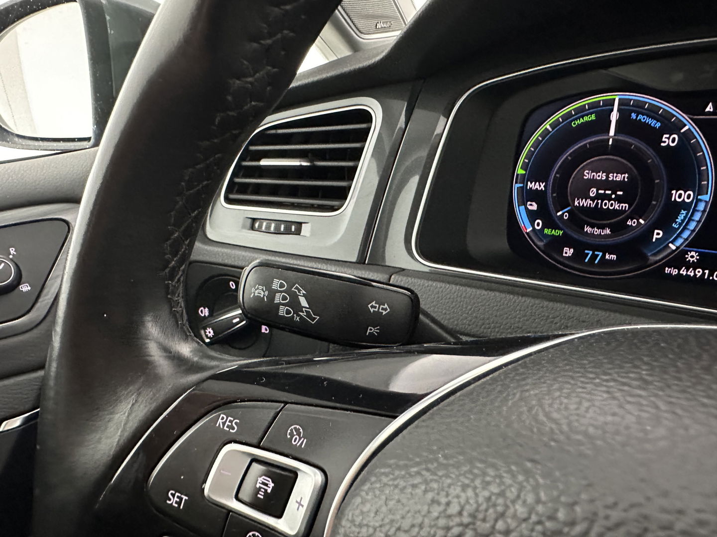 Volkswagen e-Golf (SOH-100%) Aut.* LUXURY-LEATHER | FULL-LED | NAVI-FULLMAP | CAMERA | HEATED-SPORTSEATS | ECC | PDC | CARPLAY | CRUISE | PRIVACY-GLASS | DIGI-COCKPIT | AMBIENT-LIGHT | CCS-FASTLOADER | 19''ALU*