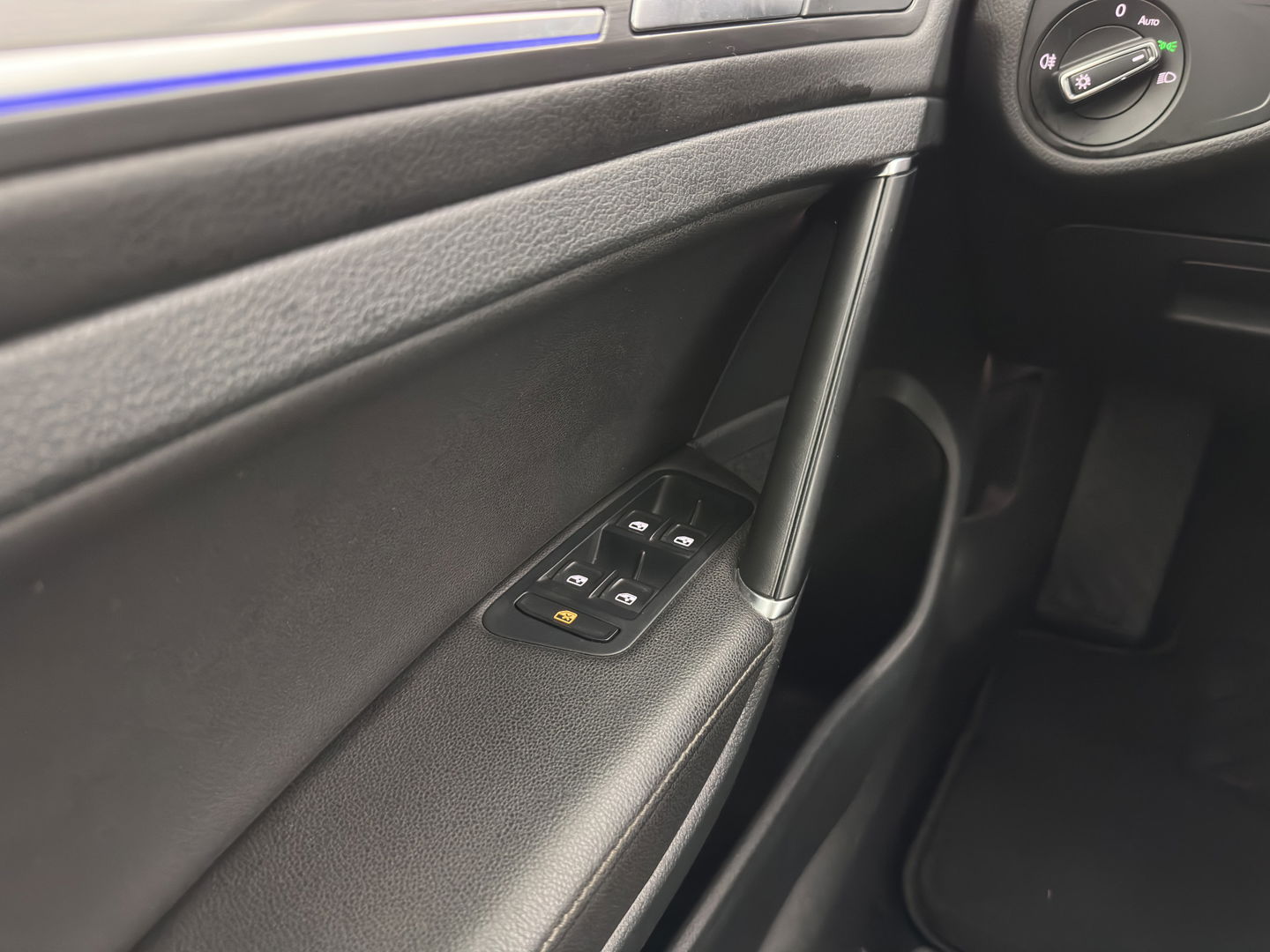 Volkswagen e-Golf (SOH-100%) Aut.* LUXURY-LEATHER | FULL-LED | NAVI-FULLMAP | CAMERA | HEATED-SPORTSEATS | ECC | PDC | CARPLAY | CRUISE | PRIVACY-GLASS | DIGI-COCKPIT | AMBIENT-LIGHT | CCS-FASTLOADER | 19''ALU*