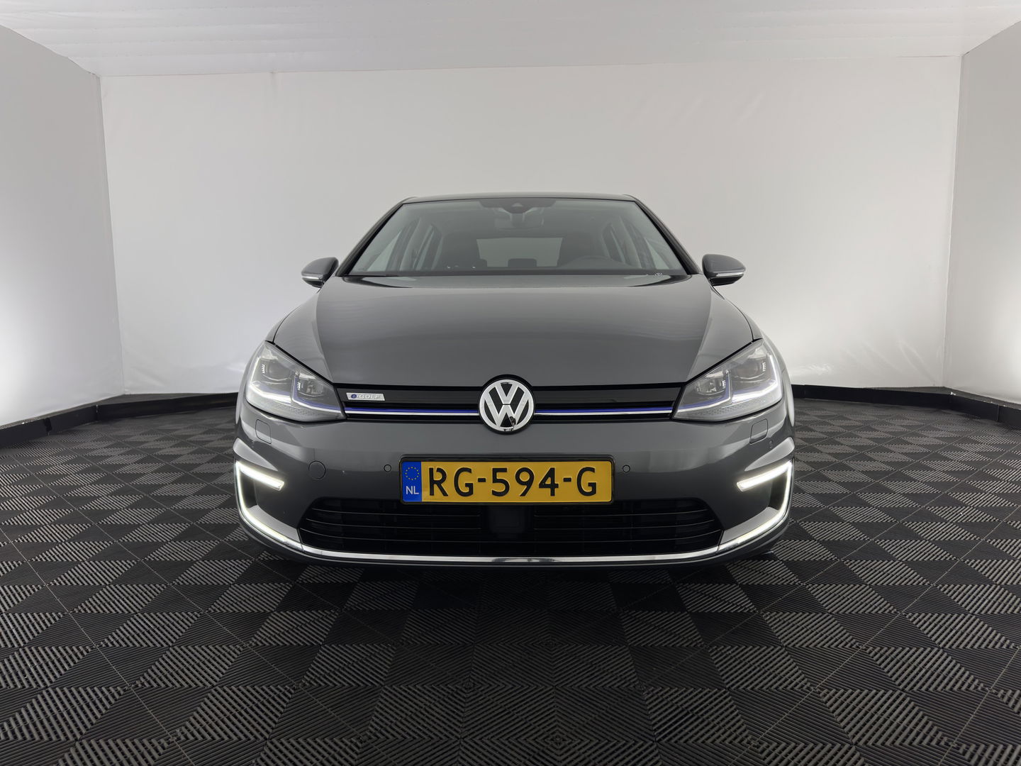 Volkswagen e-Golf (SOH-100%) Aut.* LUXURY-LEATHER | FULL-LED | NAVI-FULLMAP | CAMERA | HEATED-SPORTSEATS | ECC | PDC | CARPLAY | CRUISE | PRIVACY-GLASS | DIGI-COCKPIT | AMBIENT-LIGHT | CCS-FASTLOADER | 19''ALU*
